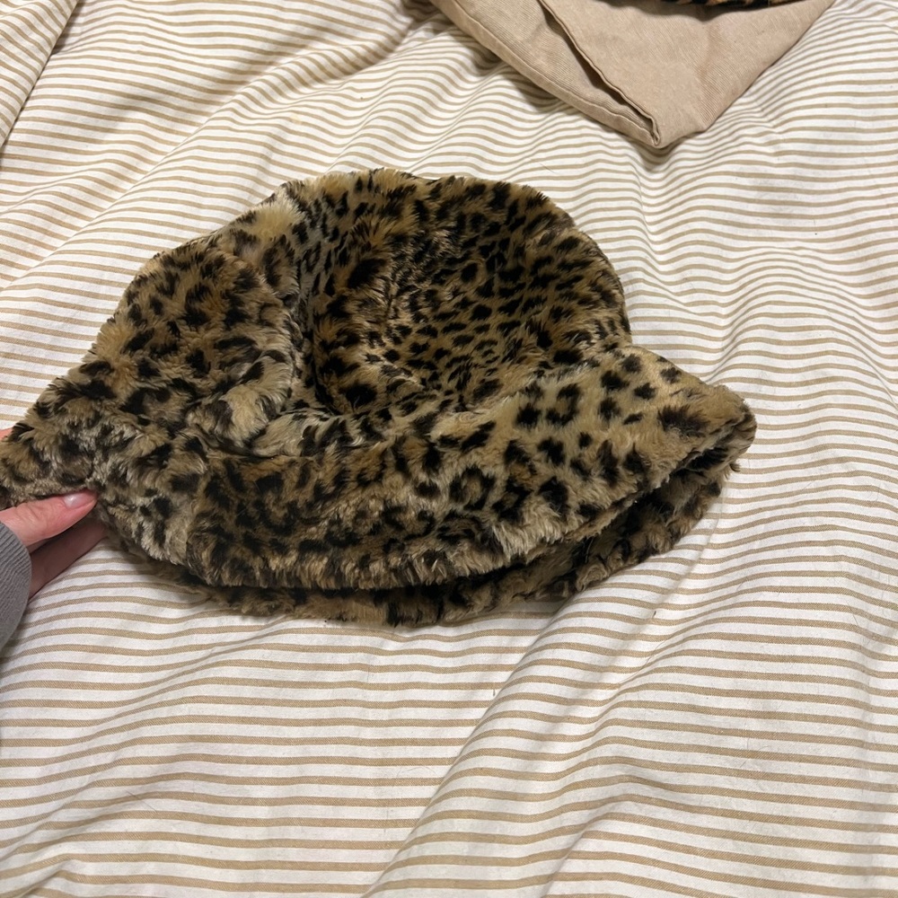 Faux Fur Leopard Print Bucket Hat - Picture 2 of 4